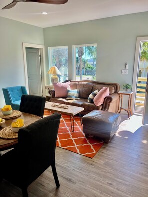 Smart-TV, Kamin, Bücher