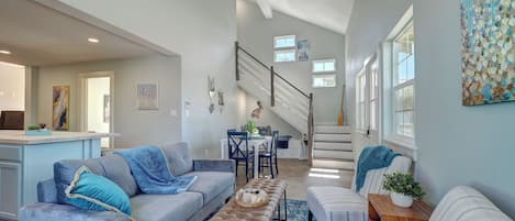 TV connectée, cheminée, livres