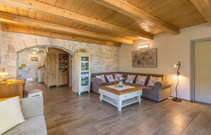 Smart TV, table tennis - Beautiful home in Tar (Tar)