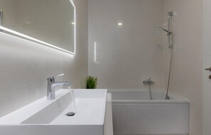 Bathtub, hair dryer - 4 bedroom nice home in Drage (Drage)