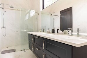 Dusche, Haartrockner, Handtücher, Seife
