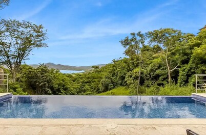 OCEANVIEW 7 BEDROOM VILLA | Sleeps 14 | INFINITY POOL | Concierge Services Avail