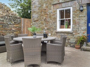 Outdoor dining - 6 bedroom accommodation in Pelcomb, near Newgale (Pelcomb, near Newgale)