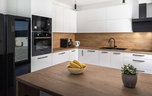 Frigorifero, forno, piano cottura, lavastoviglie