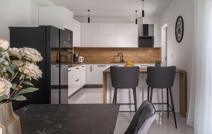 Fridge, microwave, oven, stovetop - 4 bedroom awesome home in Sukosan (Sukosan)