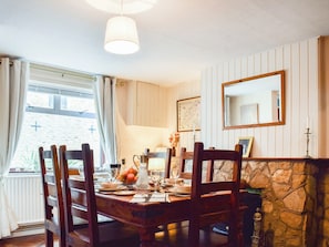 Dining - 3 bedroom accommodation in Braunston, near Daventery (Braunston, near Daventery)