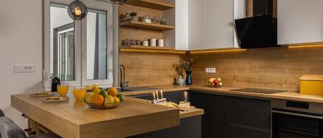 Frigorifero, piano cottura, lavastoviglie, macchina per tè/caffè