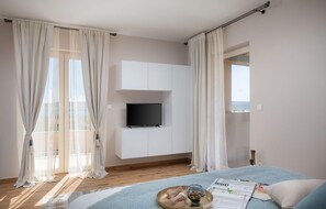 4 bedrooms, travel cot, free WiFi, bed sheets