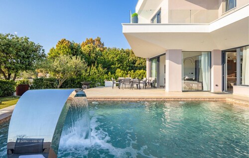4 bedroom gorgeous home in Zaton