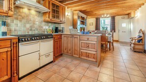 A kitchen with wooden cabinets, a stove, and a tiled backsplash. - 3 bedroom accommodation in Fir Tree, near Crook (Fir Tree, near Crook)