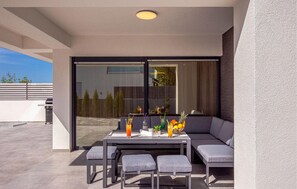 تناول الطعام بالخارج