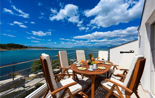 3 bedroom stunNing home in Nin