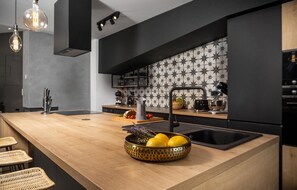 Een koelkast, een microgolfoven, een oven, een kookplaat