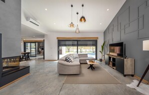 TV, caminetto, impianto stereo