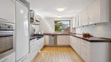 Fridge, dishwasher, coffee/tea maker