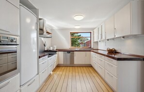 Kjøleskap, oppvaskmaskin og kaffetrakter/tekoker