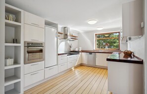 Een koelkast, een vaatwasser, een koffiezetapparaat/waterkoker