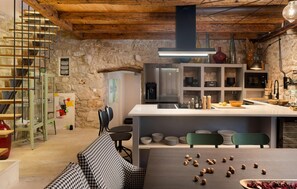 Kühlschrank, Mikrowelle, Herdplatte, Wasserkocher mit Kaffee-/Teezubehör