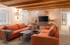 TV, fireplace - Stunning home in Jelsa (Jelsa)