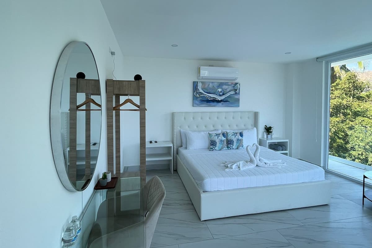 Ropa de cama de alta calidad y caja de seguridad en la habitación