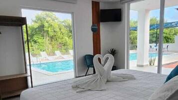 Dobbeltrom – deluxe | Sengetøy av topp kvalitet, safe på rommet og skrivebord