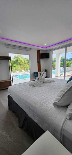 Deluxe tweepersoonskamer | Luxe beddengoed, een kluis op de kamer, een bureau