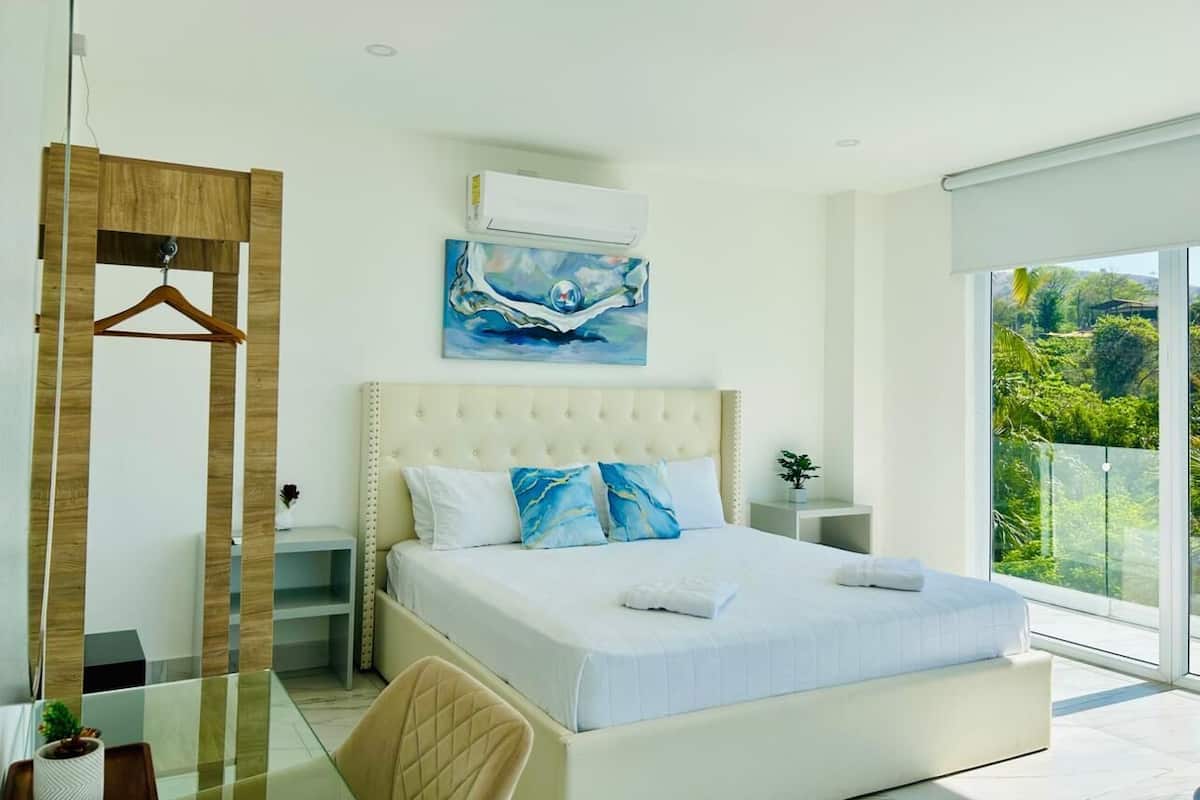 Deluxe Double Room, Sea View | Premium bedding, in-room safe, desk, blackout drapes