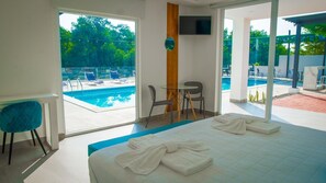 Premium bedding, in-room safe, desk, blackout drapes - The Views Resort (Tamanique)