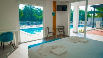 Premium bedding, in-room safe, desk, blackout drapes