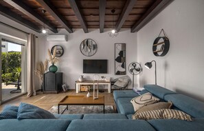 TV, fireplace