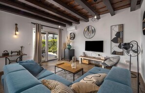 TV, fireplace