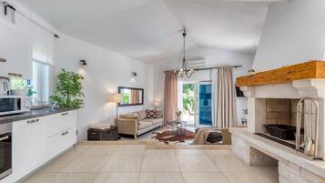 TV, fireplace, stereo