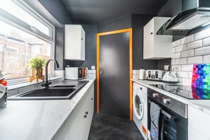 Refrigerador, microondas, horno y cafetera y tetera