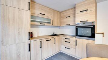 Kylskåp, ugn, diskmaskin och kaffe- och tebryggare