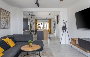 Smart TV, stereo - Stunning home in Rovanjska with sauna (Rovanjska)