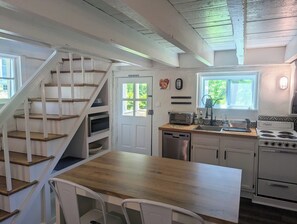 Køleskab, mikrobølgeovn, ovn, kogeplade