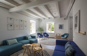 TV, fireplace, stereo