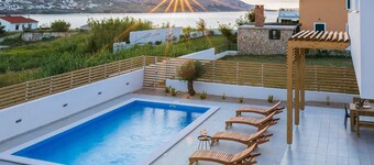 Lovely home in Pag with WiFi