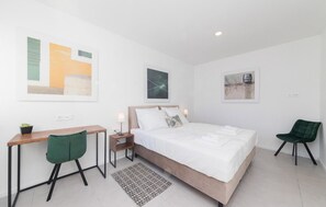 3 bedrooms, travel crib, free WiFi, bed sheets