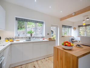 Een vaatwasser, een kinderstoel