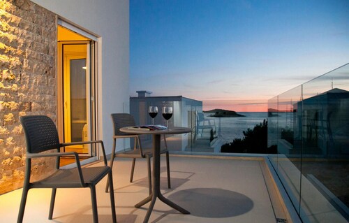 Lovely home in Rogoznica with WiFi