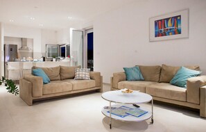 Fernseher, Tischfußball, Tischtennisplatte