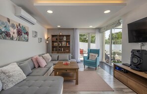 Fernseher, Tischfußball, Stereoanlage