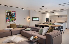 Smart TV, table tennis