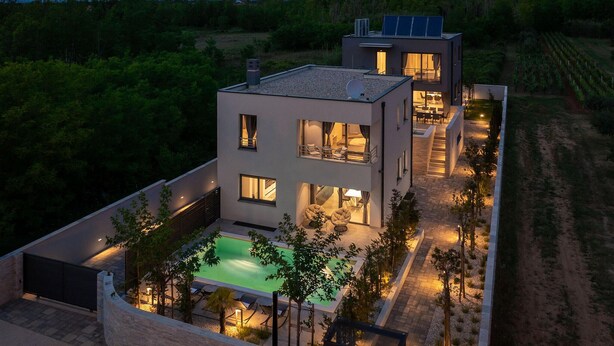 A modern two-story house with a rooftop pool, surrounded by a landscaped garden and a vineyard in the background. - Cozy home in Privlaka with sauna (Privlaka)