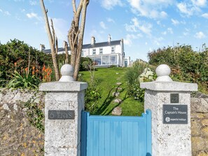 A stone gateway with plaques reading "PO ENYS" and "The Captain's House aspects holidays." - 4 bedroom accommodation in Penzance (Penzance)