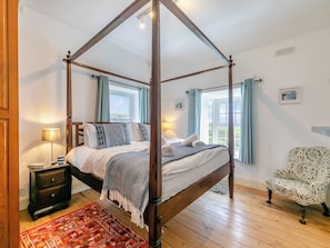 4 bedrooms, WiFi (free), bed sheets