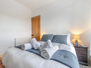 4 bedrooms, WiFi (free), bed sheets