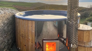 Bañera de hidromasaje al aire libre