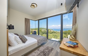 6 bedrooms, travel crib, free WiFi, bed sheets